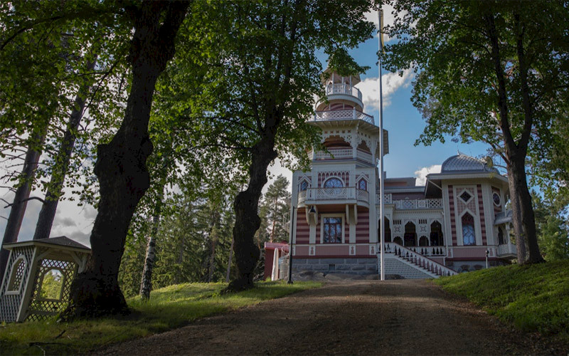 Harvinaista luksusta – Savonlinnan kupeessa sijaitseva satumainen Rauhalinna on saanut uuden elämän restauroinnissa